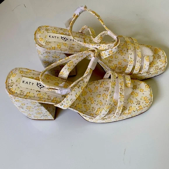 Woman’s Shoes - Picture 2 of 8